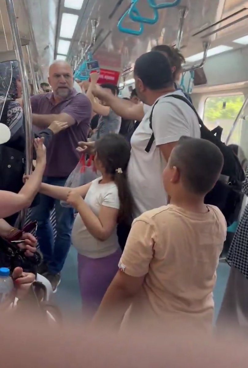 Bizim kültürümüzde kişinin yanında çocuklar ve eşi varsa kavga edilmez. Aile kutsaldır.
Çocukların yanında "babaya" yumruk!
Olayla ilgili İ.A. (22) olay yerinde, E.D. (50) yapılan çalışmalar sonrasında yakalanmış.
Bunlar serbest kalırsa toplum çürür. Çocukların duygusu ne olacak?