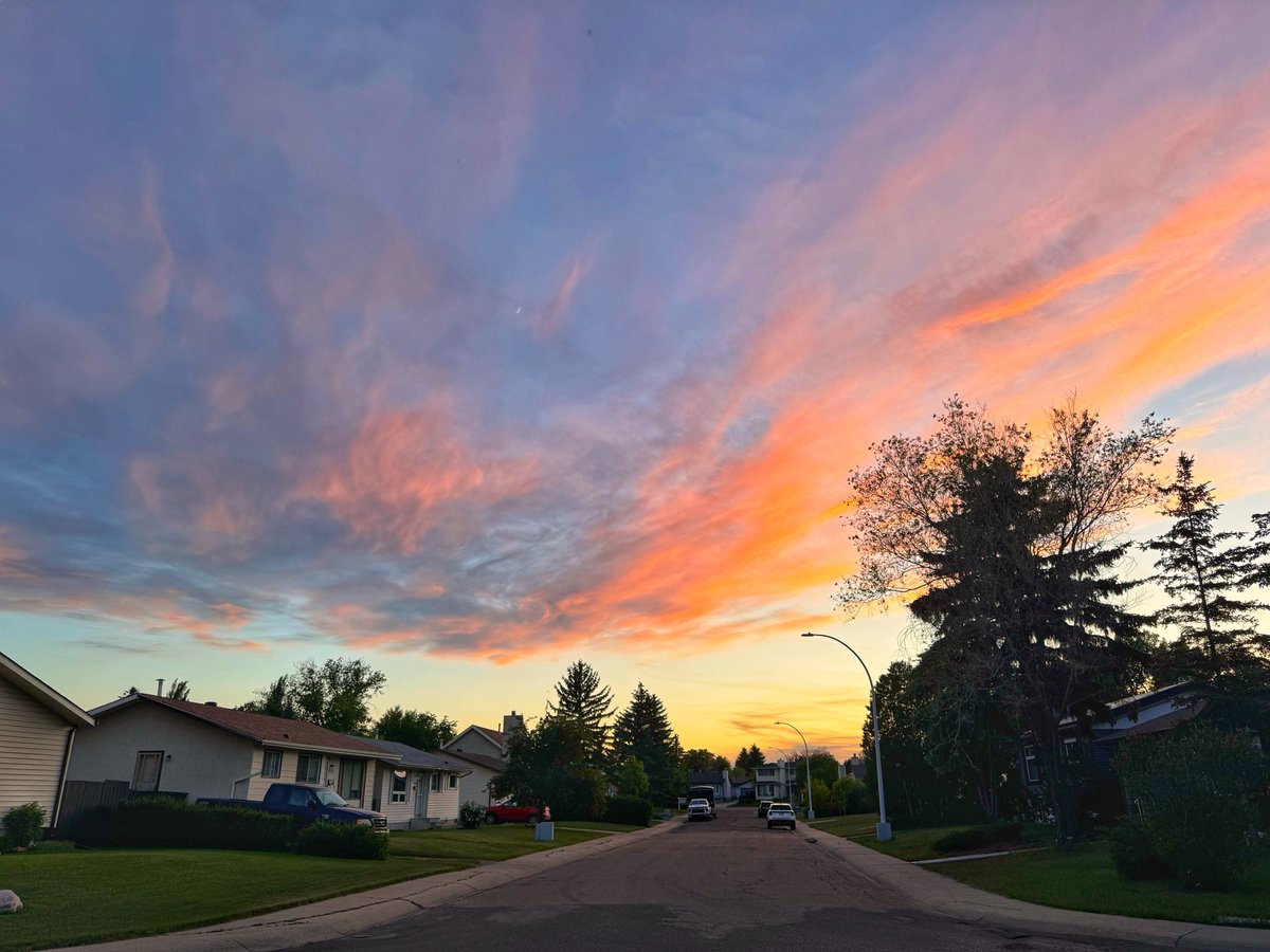 Sky tonight 

#yeg #alberta #evening #sky #clouds #sunset #weather #yegwx