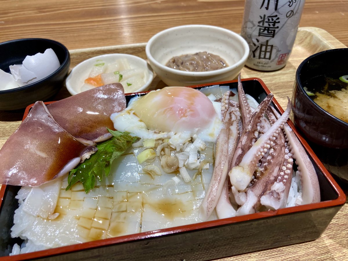 いかの肝醤油をかけて頂きます🦑
塩辛と温玉は食べ放題！
ビール飲みたいけど我慢だな(🚗³₃