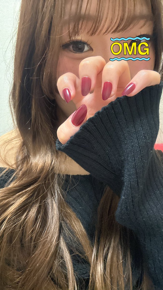 nat_hrnb's tweet photo. 黒ニット×赤ネイル可愛すぎる、 https://t.co/xc2eB2YQkl