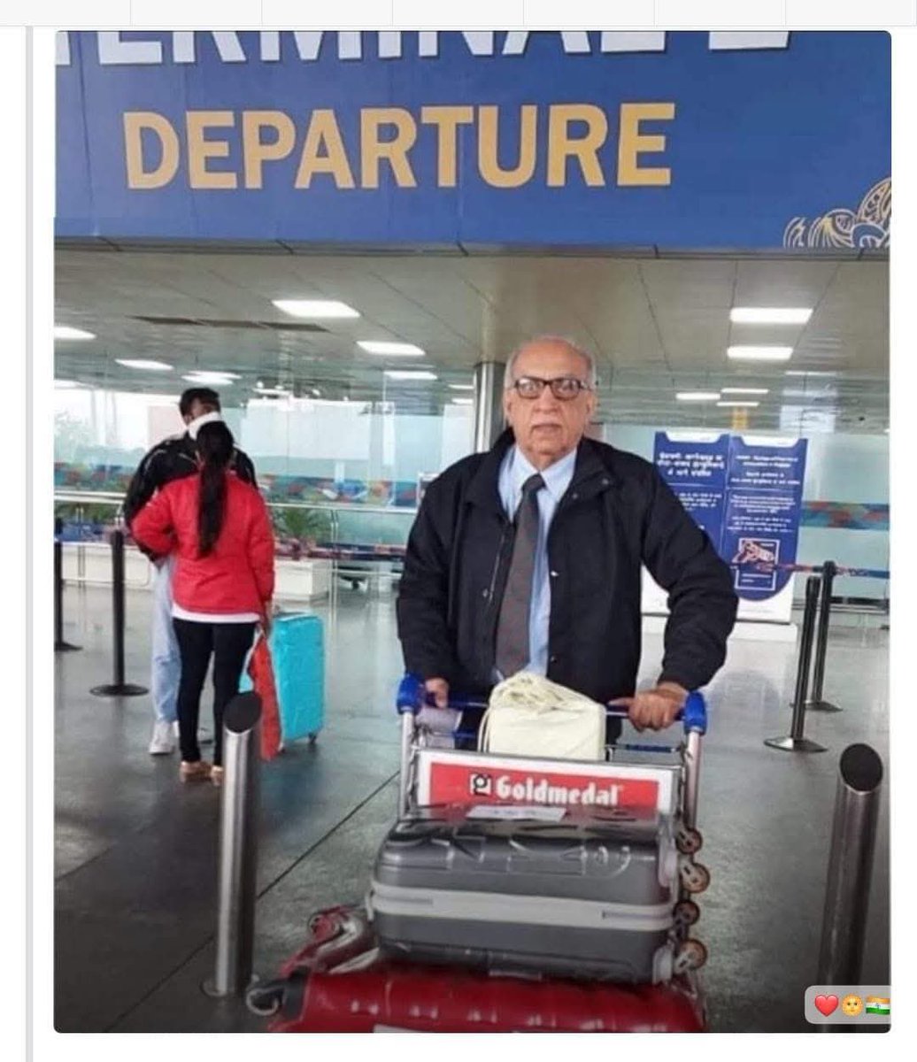 हर साल, वह उस भूमि पर जाते हैं, जहाँ से उनका बेटा कभी वापस नहीं लौटा… 

 IGI Airport पर, एक विनम्र व्यक्ति Departure Gate पर चुपचाप लाइन में खड़ा इंतजार कर रहा है।
वह श्रीनगर जा रहा है।

छुट्टी मनाने के लिए नहीं। 
किसी business Trip के लिए भी नहीं। 

बल्कि एक भावनात्मक