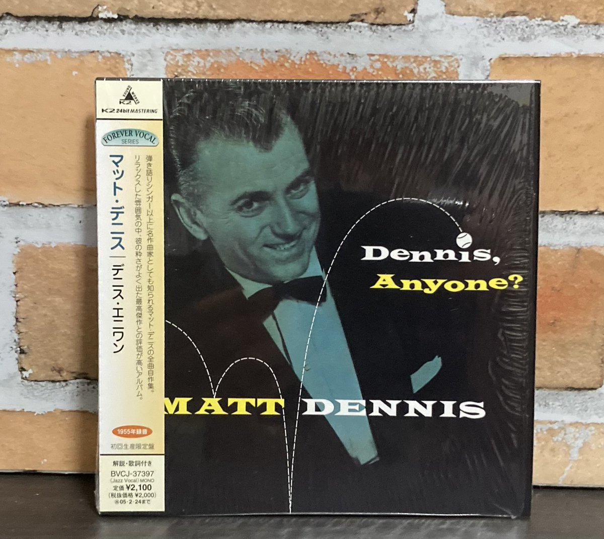 声量もそれ程無く､声域も広くは無い､決して美声でも無い彼は､誰よりも粋で洒落ている。そして､その独特な歌い回しにジャズボーカルの真髄を感じる事ができる。ロマンスの始まりを予感させる様なマット・デニスの弾き語り実況録音盤が､いつもと同じ夜に華を添えてくれる😎