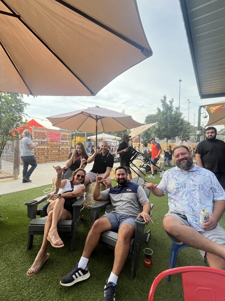 mz_rocko's tweet image. More from Texas Dog Co Icehouse Fan Watch party! Come out tomorrow! Thank you to @UTSAAlumni for the great job &amp;amp; to @UTSABSB for the DUB! #UTSA #BirdsUp #ForeveRowdy