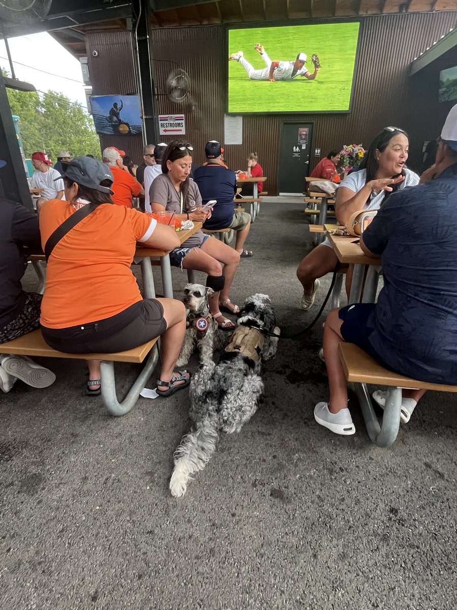 mz_rocko's tweet image. More from Texas Dog Co Icehouse Fan Watch party! Come out tomorrow! Thank you to @UTSAAlumni for the great job &amp;amp; to @UTSABSB for the DUB! #UTSA #BirdsUp #ForeveRowdy