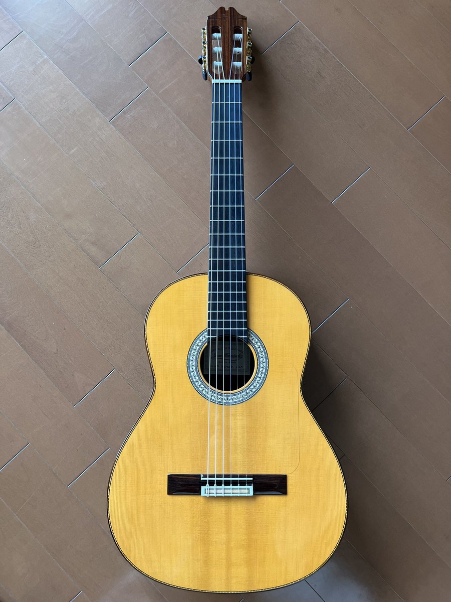 soburosan's tweet photo. 自分の拙い肉弾きでも、鳴りが良いギターに買い換えMNG✨

明るめロゼッタと黒ペグもお気に入り😃

#ホアンエルナンデス https://t.co/LVzUlvbIQ5