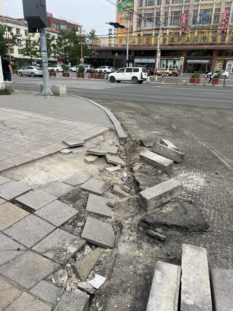 Иргэд нь гудамжны зам чинь сапираад ийм байнаа, ажлаа хийгээч ээ гээд зураг тавьхаар өөдөөс нь улс төржүүлж санаатай харлуулж байгаа учир санаа амар байгаарай гээд хурганцруудаа сумлаад байдаг нэг ллрын хотын дарга байна энэ хотод!