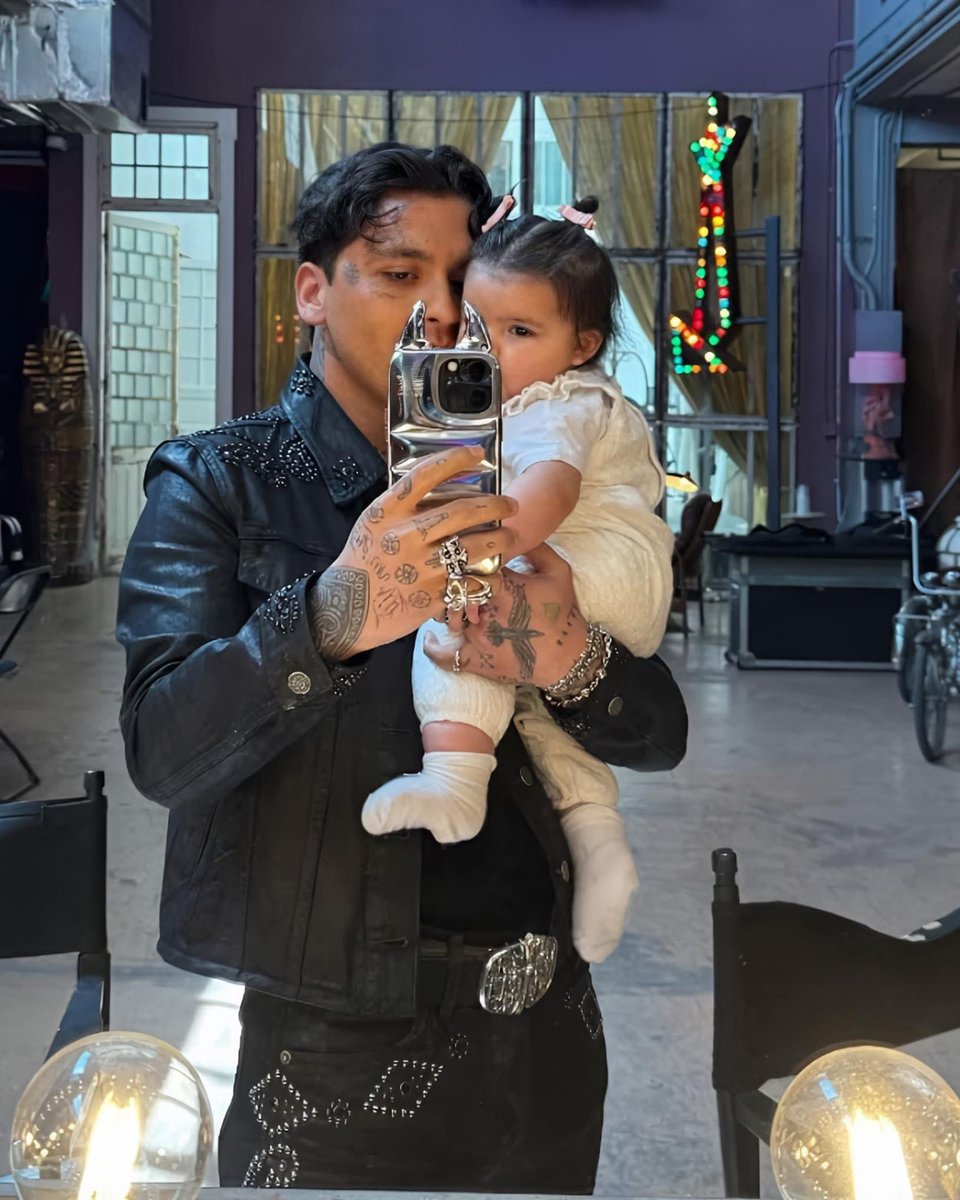 UN PAPÁ FELIZ 🎤

#ChristianNodal se reencontró con su hija #Inti en la Ciudad de México! 🇲🇽💗

El cantante aprovechó que #Cazzu está en México para poder convivir con su hija en tierra azteca. 

IG📸❤️😇
👉🏽#laronchacr 
🔥#silepicarasquese
