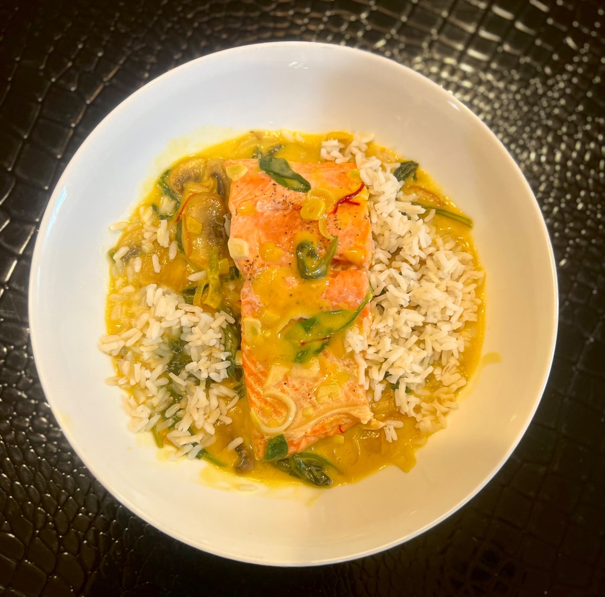 PaulStanleyLive's tweet image. Home Alone… for dinner. So I made myself poached salmon in a saffron cream sauce with spinach, leeks and mushrooms. Don’t forget the seasonings, garlic, white wine and chicken stock. You can do it! I’m a cook, not a chef.