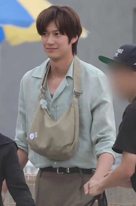 이런 뉴트럴한 톤의 옷도 생각보다 더 잘어울리는거 같아서 좋네🤭 거기다 목걸이 << 나인우 꾸미기 존좋