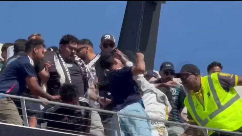 MBESportHQ's tweet photo. 🚫 San Diego FC bans 33 fans after a wild postgame brawl with LA Galaxy supporters at Snapdragon Stadium. Fights spilled into the parking lot. Club vows to protect a “safe, welcoming and respectful environment.”
#MLS #SanDiegoFC #LAGalaxy #SupportersClash #SnapdragonStadium https://t.co/9pOnLLsklI
