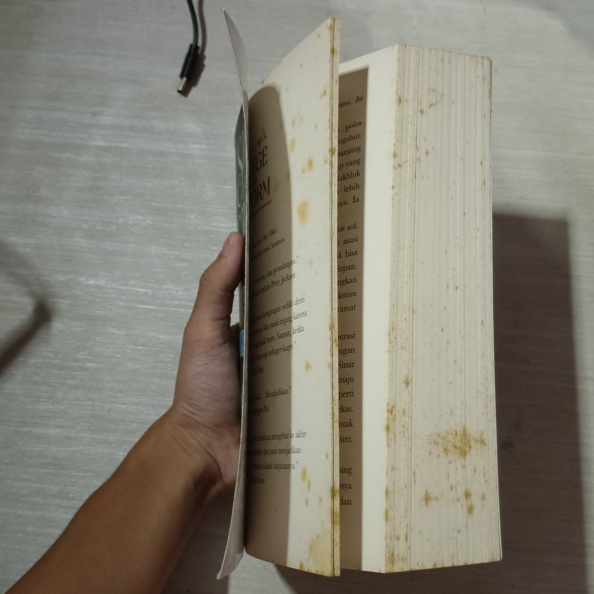 purroslon's tweet photo. wts novel seige and storm by leigh bardugo ; 40k exc admin 7.50% 🍊

dom bekasi. kondisi buku seperti difoto, menguning dipinggir aja https://t.co/O9Wj1A8SLk