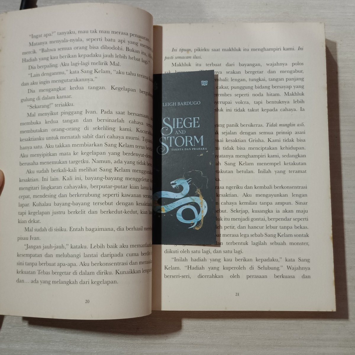 purroslon's tweet photo. wts novel seige and storm by leigh bardugo ; 40k exc admin 7.50% 🍊

dom bekasi. kondisi buku seperti difoto, menguning dipinggir aja https://t.co/O9Wj1A8SLk