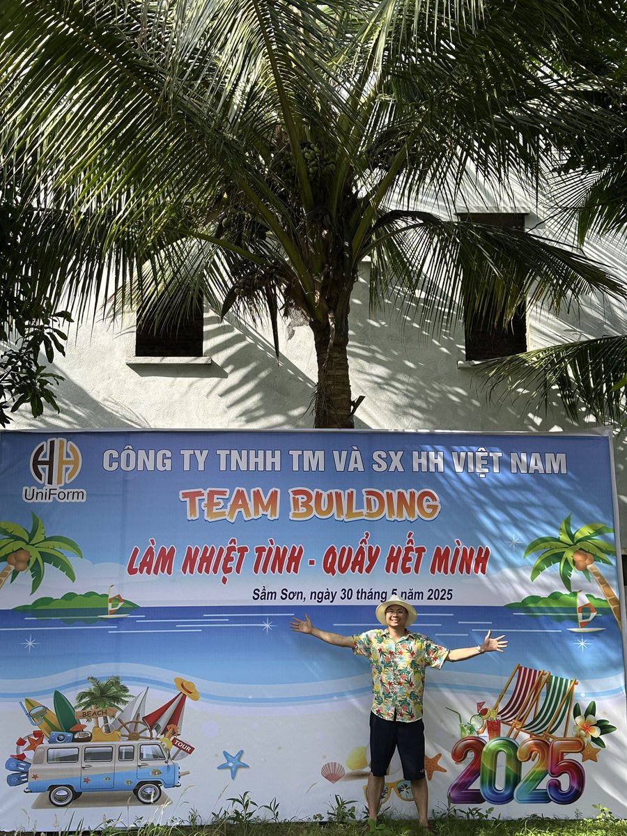 huyhanhmta's tweet photo. HH chọn thời điểm đi du lịch đúng vào lúc các con trẻ vừa kết thúc năm học. Sáng ra nhìn thấy gương mặt háo hức của các con ( con em cán bộ nhân viên công ty) mà thấy vui lây. Nhưng cũng đặt ra áp lực phải cố gắng hơn nữa! https://t.co/pcvT94jPc0