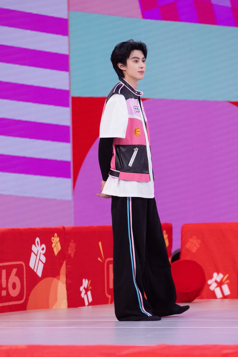 WangHediFolder's tweet photo. 250531 #DylanWang Studio update for #HelloSaturday 1/2

"Stage showdown, high-energy battle! Join #WangHedi tonight at 8:10 CST to light it up!"

#王鹤棣 #你好星期六 https://t.co/xx27MOFHNy