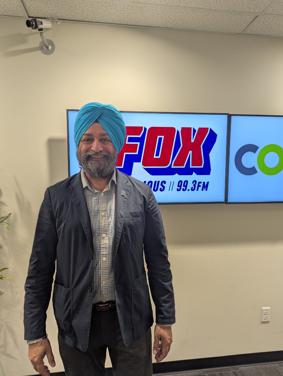 gurdipsahota's tweet photo. No appearance on The @JasJohalBC Show is complete without the proper selfie with my man Jas !!! 🙌🤳 @CKNW
#AM730 #CKNW #Uber #Taxi #Cabs #PTB #SurreyBC #FraserValley #MetroVancouver https://t.co/vy2vvNwmWp