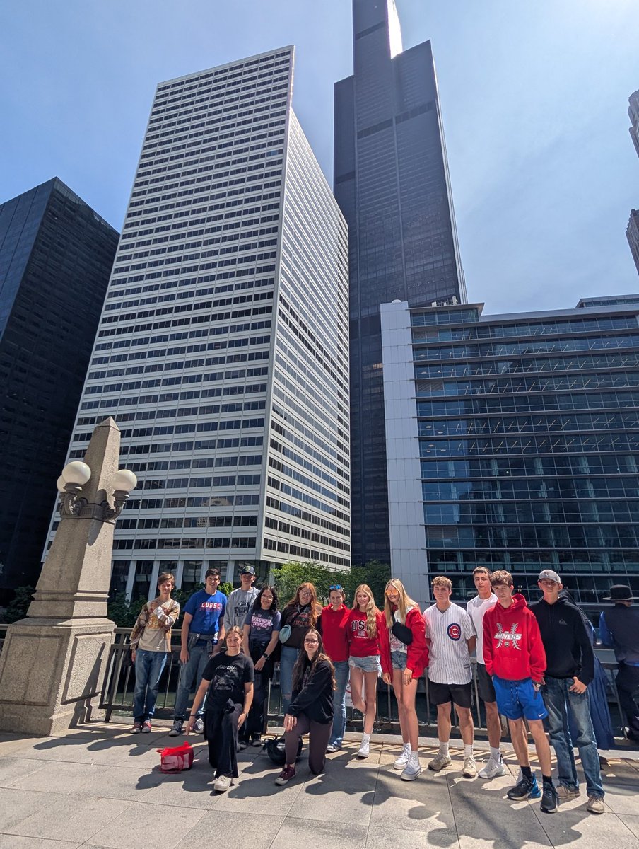 BurdetteHistory's tweet photo. Valley students toured the Windy City today choosing between a Cubs game, Chicago Crime tour or the Art Institute. Thanks to all the teachers who helped make this happen. #4teamvalley https://t.co/f9r6uOV2x9