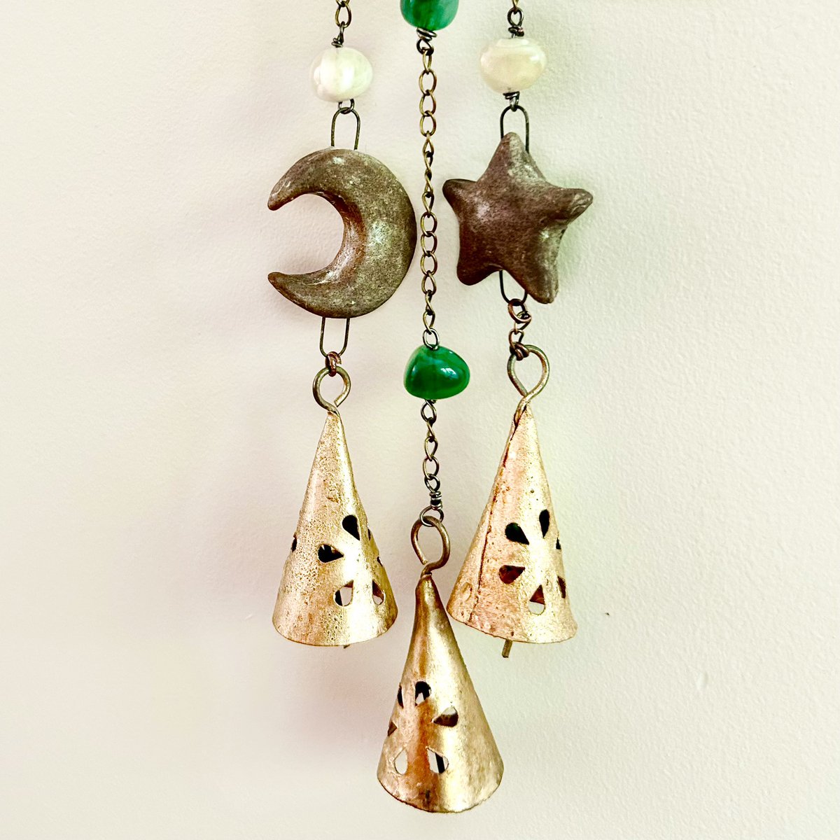 ZenCatPottery's tweet photo. Sun Moon & Star Wind Chime
https://t.co/cMrrm4h22j
#sunwindchime #ceramicwindchime #moonwindchime #hangingdecor #bohodecor #bohemiandecor #moonart #gardendecor #celestialart #ceramicsun https://t.co/KzPDAKhG3d