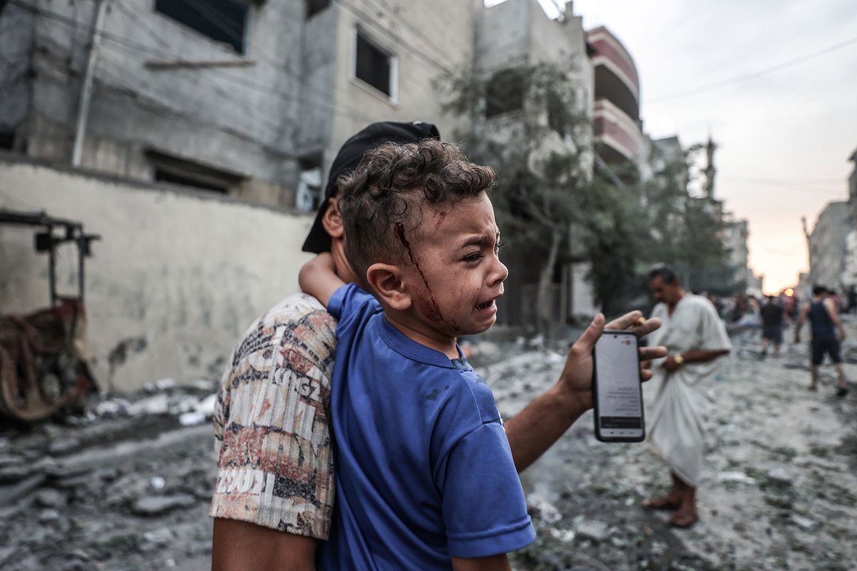 YuliethCuba84's tweet photo. #Palestina  es sombra,
llanto, ruina,  
un eco cruel
que no termina.  
Marchan los hombres
sin más destino
dejando atrás hogar y camino.  
Llueven las balas
truena el estruendo
la tierra grita su sufrimiento.  
Niños sin sueños, madres sin paz,  
lágrimas secas d tanto esperar https://t.co/oFk5eKZCCq