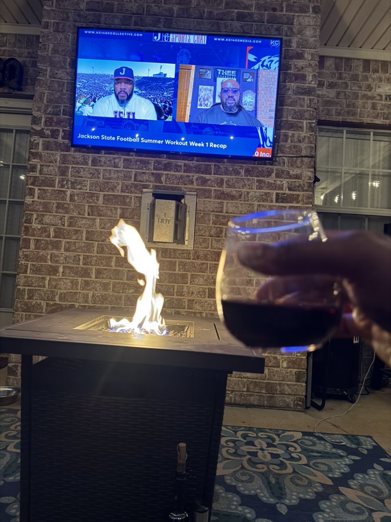 _CoachTJWins's tweet image. Nothing better than some JSU football talk with @KC1400mg , a stogie, and some Cali Red. 💪🏾