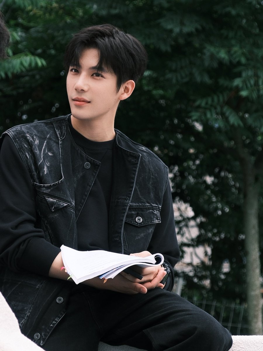 wanganyu_gfc's tweet photo. [05.31.2025] #WangAnyu Studio Weibo Update

Lu Cao’s Qingyi Journal is being updated 🥳
The hardworking boss Wang Anyu wishes everyone a Happy Dragon Boat Festival!

🔗https://t.co/205zxCw0hz

#王安宇 #หวังอันอวี่ #왕안우 #vuonganvu #ワンアンユー https://t.co/qzCR59riKz