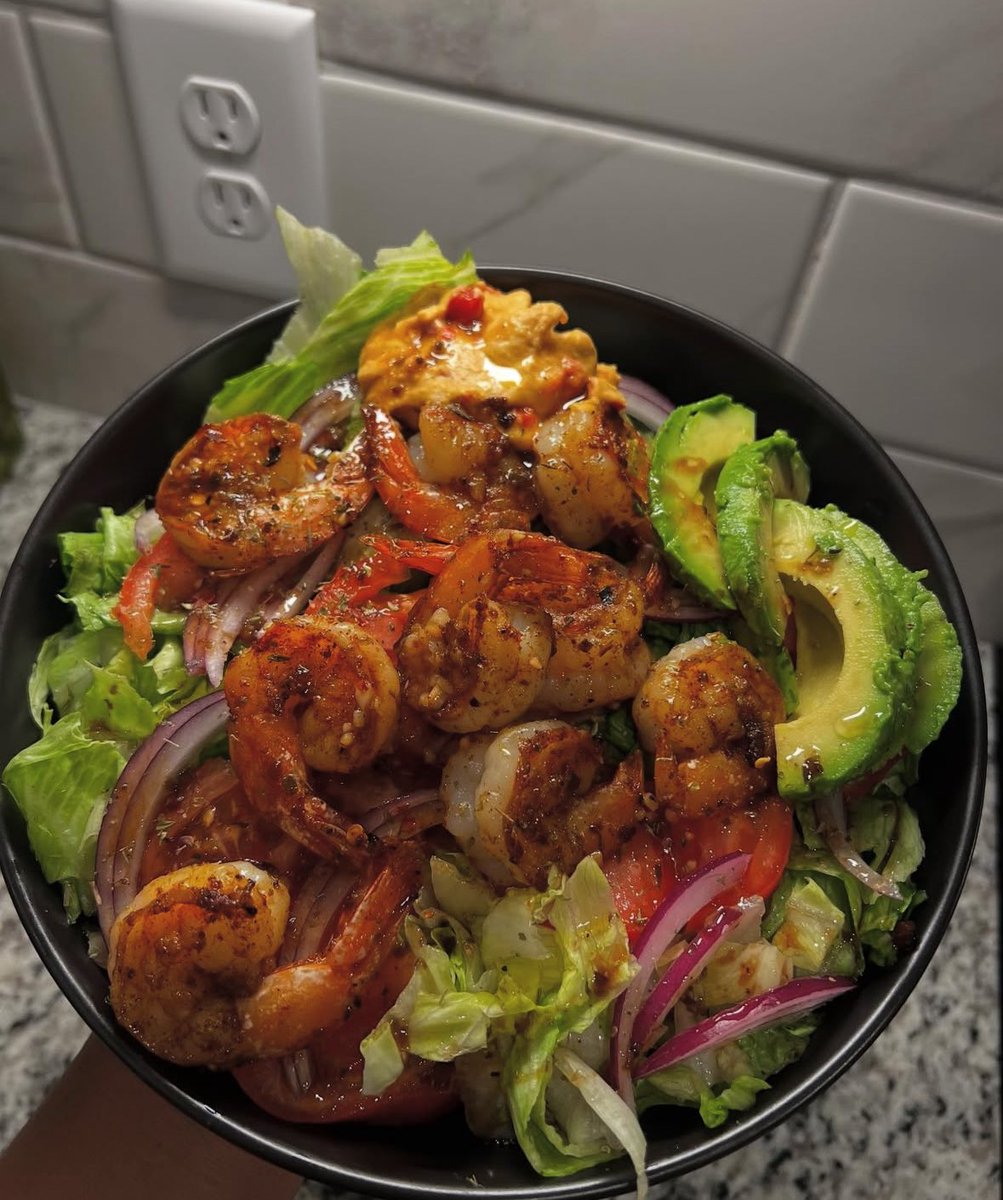 Garlic, butter &amp; peri peri sautéed shrimp with a hearty steamed salad 🥗 🍤!!!

Eat or pass for dinner? 🥘