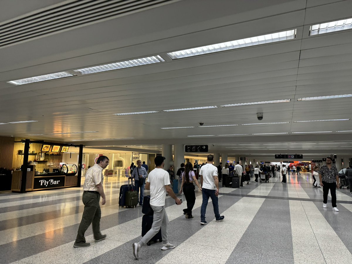 B5UPE's tweet photo. 首都のラフィクハリリ国際空港から入国

・アライバルビザ必要と聞いていたが、普通に入国審査の列並んで終わり。審査はユルすぎた。日本の話でめっちゃ喜んでた。
・空港からセルビス発着の情報があったけど、よく分からず。タクシー安いので結局US＄7でとった(Uber)。
・WiFi &amp;空港唯一のATMは使えず https://t.co/BZOrSRiXRi