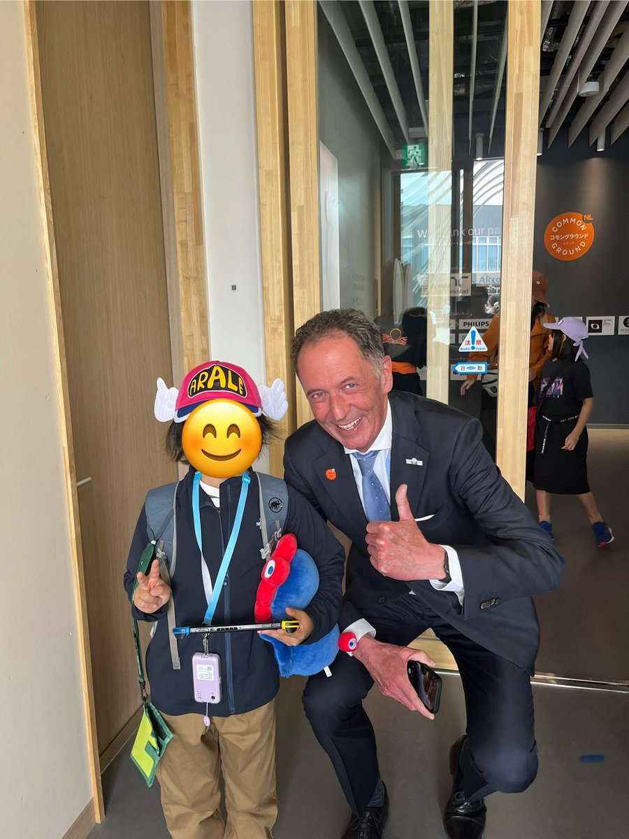 ISSA26640's tweet image. 🇳🇱オランダパビリオン@NLexpo2025 に行ってきました!建物の前にいるスタッフの方にパビリオンを見せたら、『Super creative!』とすごく喜んでもらえて、入場予約してなかったのに、パビリオンに招待してもらえました!
#大阪・関西万博
#オランダパビリオン
#EXPO2025
#マイクラでパビリオンを作る