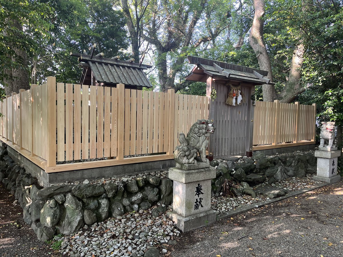 明日は、月例のご朱印授与日となります。毎月第一日曜の午前中だけの対応となりますが、遠方から来ていただける方も多々あり、嬉しく存じます。
お社も、昨年の春一番で壊れた玉垣が、参拝の方々の想いで、無事に再建することができました。
明日も気をつけて、ご参拝ください。