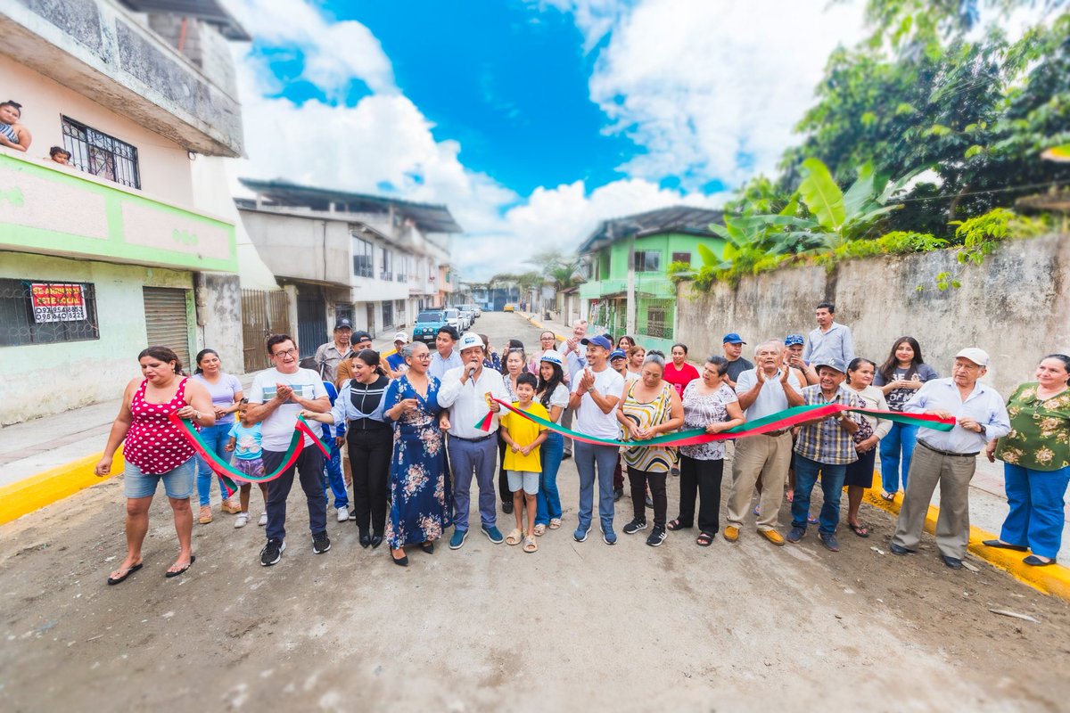 WilsonErazo_SD's tweet image. #ProgresoParaTodos | Acabamos de entregar a los vecinos de la Urb. Los Laureles, las aceras y bordillos de la calle José María Velasco Ibarra. Una obra de gran importancia para la comunidad. 🚧💪 

Pero esto no se detiene aquí, pronto, el asfaltado de su calle será una realidad.