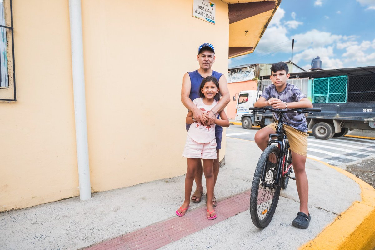 WilsonErazo_SD's tweet image. #ProgresoParaTodos | Acabamos de entregar a los vecinos de la Urb. Los Laureles, las aceras y bordillos de la calle José María Velasco Ibarra. Una obra de gran importancia para la comunidad. 🚧💪 

Pero esto no se detiene aquí, pronto, el asfaltado de su calle será una realidad.