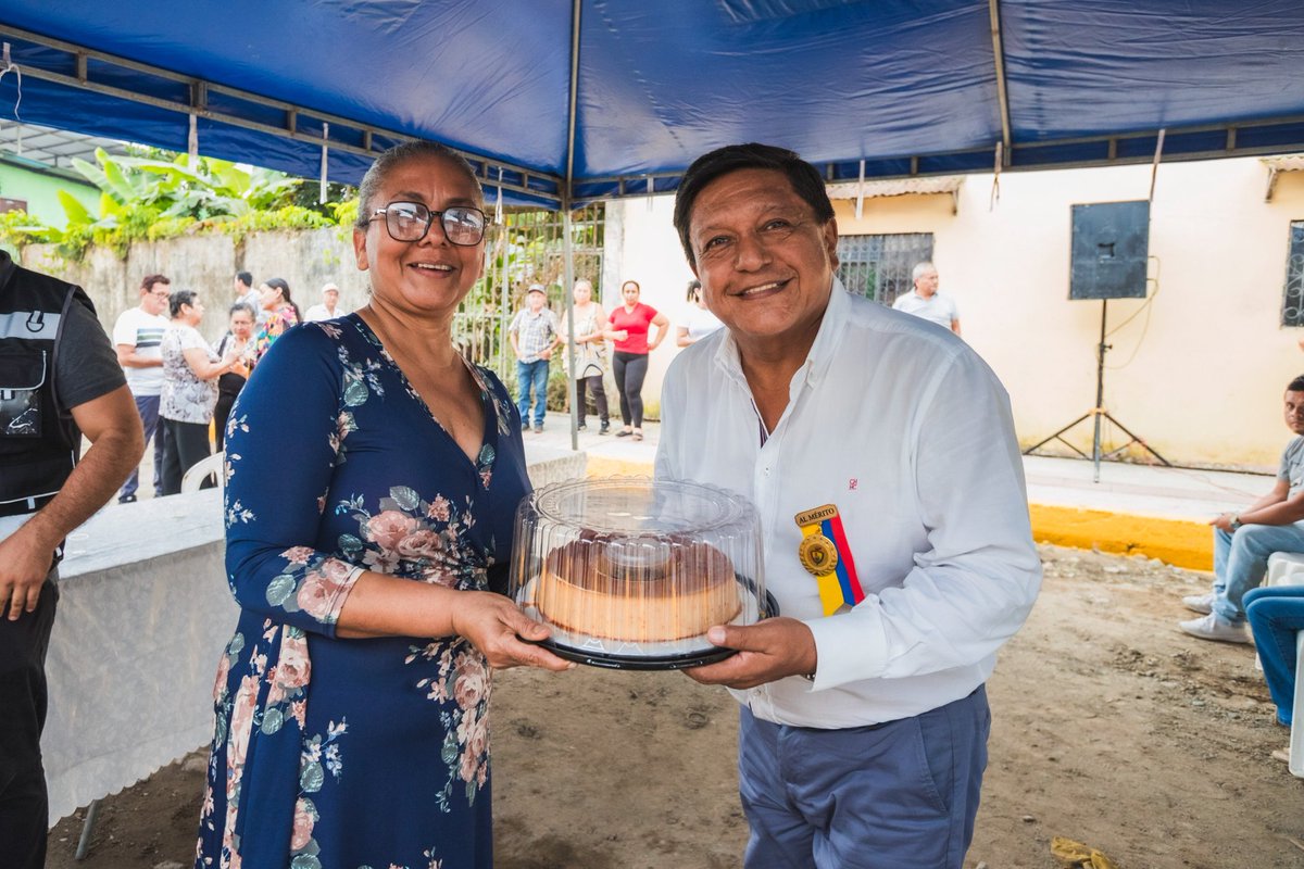 WilsonErazo_SD's tweet image. #ProgresoParaTodos | Acabamos de entregar a los vecinos de la Urb. Los Laureles, las aceras y bordillos de la calle José María Velasco Ibarra. Una obra de gran importancia para la comunidad. 🚧💪 

Pero esto no se detiene aquí, pronto, el asfaltado de su calle será una realidad.