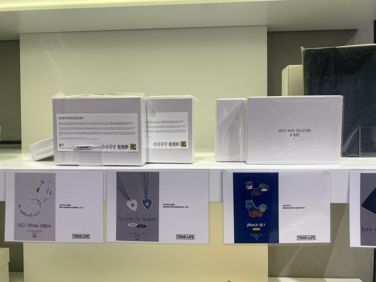 jminsfilter's tweet image. back em 2023 teve a popup em melbourne logo que eu cheguei….. na primeira vez que fui comprei só uma caneca do in the soop pq td era tão caro 🥲 depois voltei pra comprar o moletom do jimin!
só pra terem uma noção de preços eu tenho essas fotos da época em dólares australianos