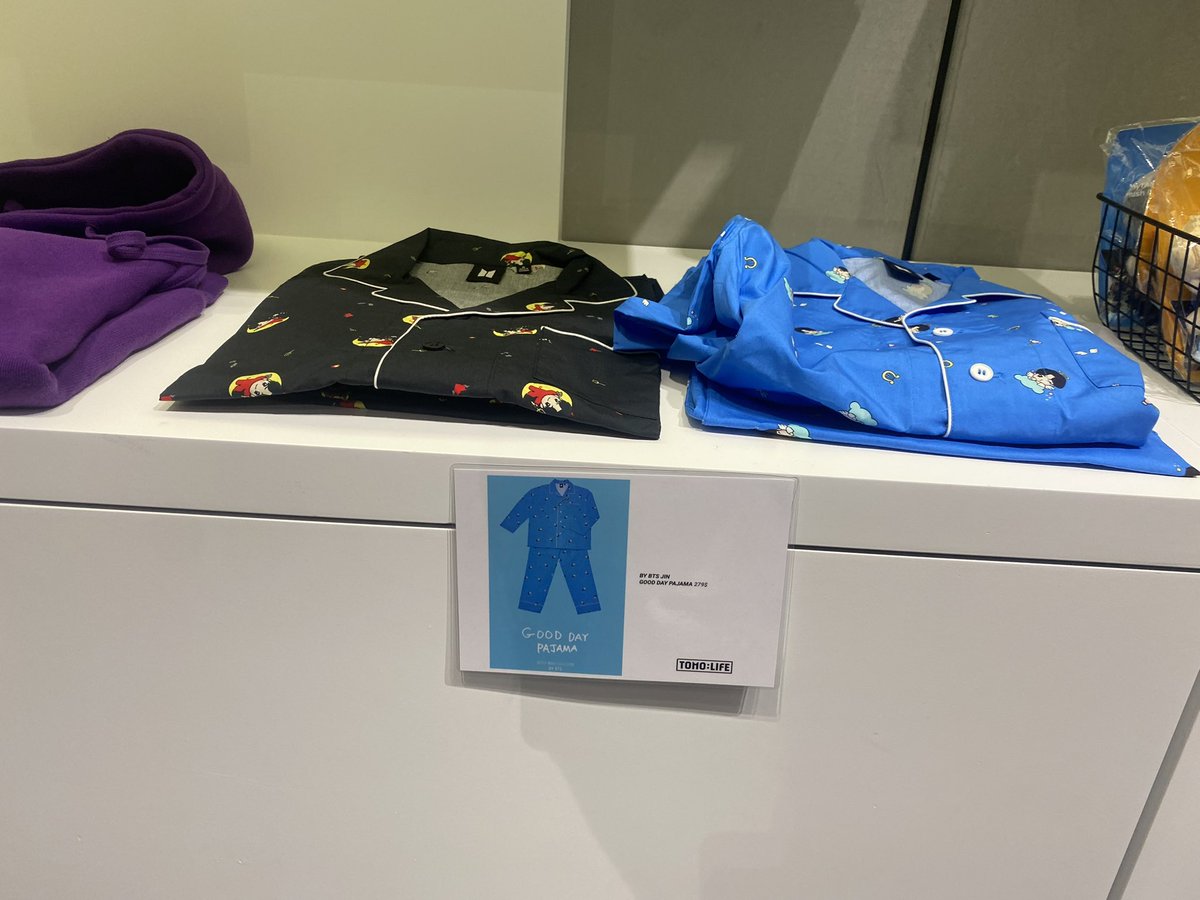 jminsfilter's tweet image. back em 2023 teve a popup em melbourne logo que eu cheguei….. na primeira vez que fui comprei só uma caneca do in the soop pq td era tão caro 🥲 depois voltei pra comprar o moletom do jimin!
só pra terem uma noção de preços eu tenho essas fotos da época em dólares australianos