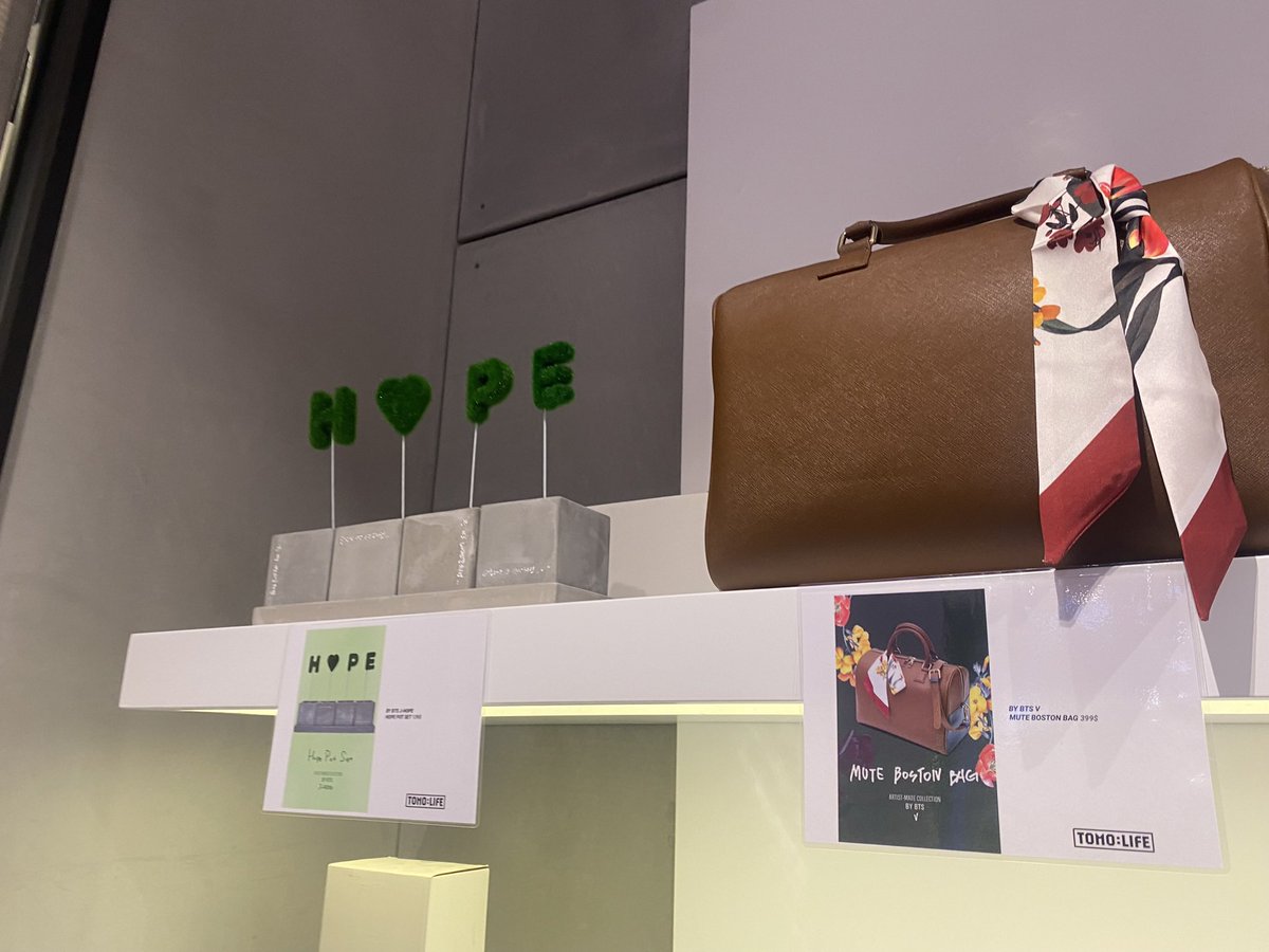 jminsfilter's tweet image. back em 2023 teve a popup em melbourne logo que eu cheguei….. na primeira vez que fui comprei só uma caneca do in the soop pq td era tão caro 🥲 depois voltei pra comprar o moletom do jimin!
só pra terem uma noção de preços eu tenho essas fotos da época em dólares australianos