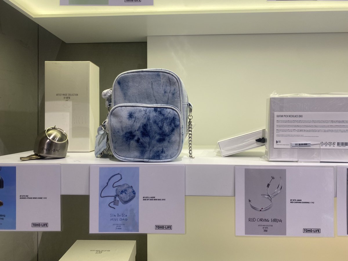 jminsfilter's tweet image. back em 2023 teve a popup em melbourne logo que eu cheguei….. na primeira vez que fui comprei só uma caneca do in the soop pq td era tão caro 🥲 depois voltei pra comprar o moletom do jimin!
só pra terem uma noção de preços eu tenho essas fotos da época em dólares australianos