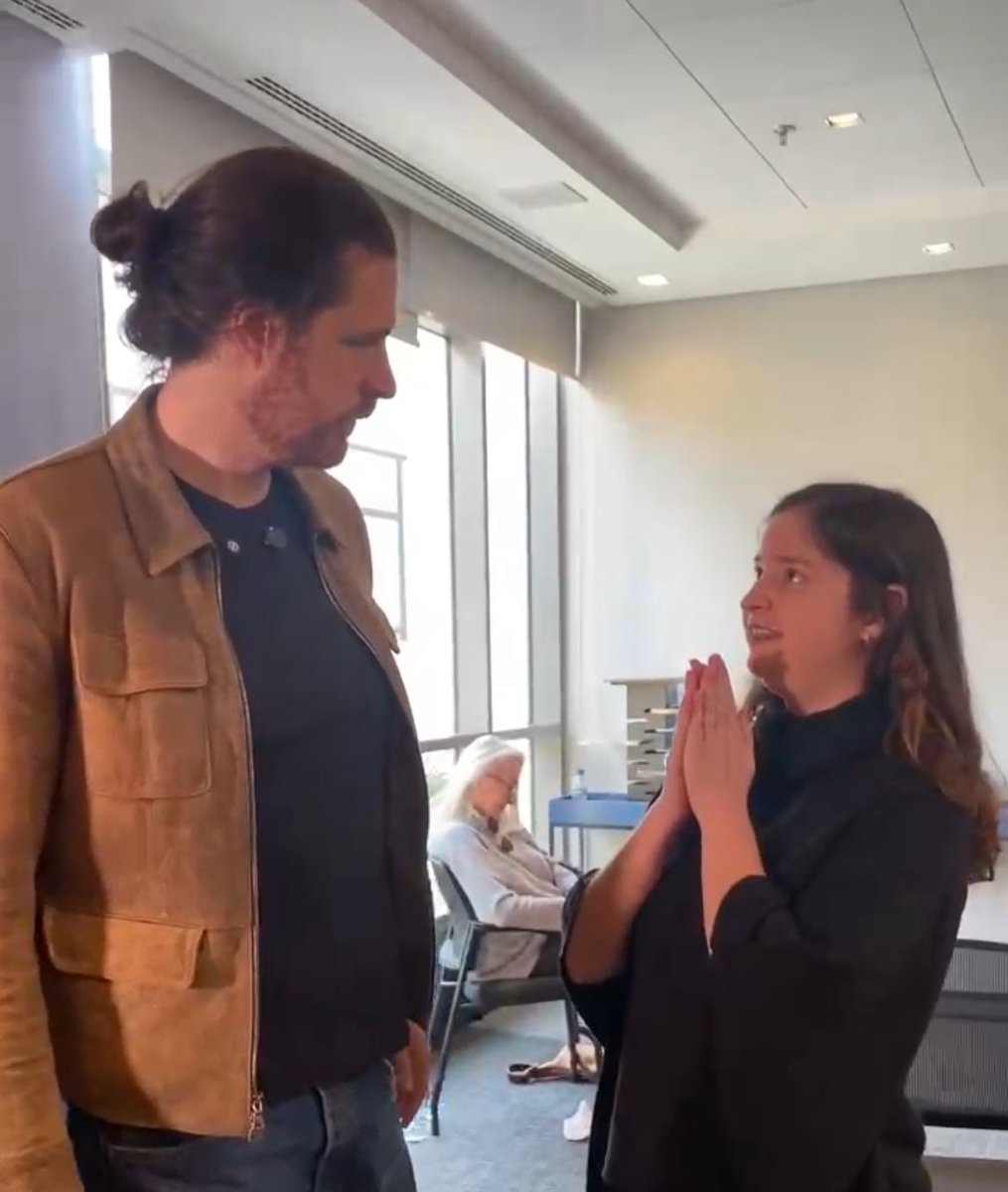 Encontrei o Hozier hoje e parece que to rezando na frente de Jesus