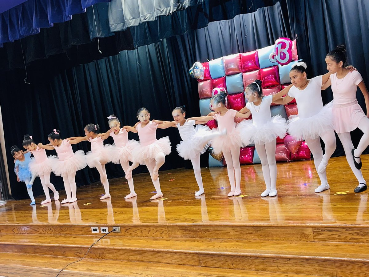 Congratulations to all of our ballerinas and their instructor, Ms Adams to their recital last week!

¡Felicitaciones a todas nuestras bailarinas y a su instructora, Ms Adams, por su recital la semana pasada!