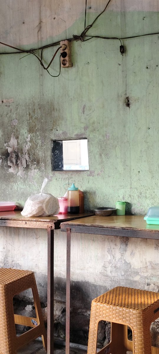 davidhermansyah's tweet image. Lubang Kecil di Tembok Besar

Tembok ini dibangun untuk satu tujuan: memisahkan. Entah itu antara dapur dan ruang makan, tukang dan pelanggan, atau pedagang dan pembeli. Tapi lihatlah lubang kecil di tengah tembok itu—bukan sekadar celah, tapi jalan hidup.

Lubang seperti ini…