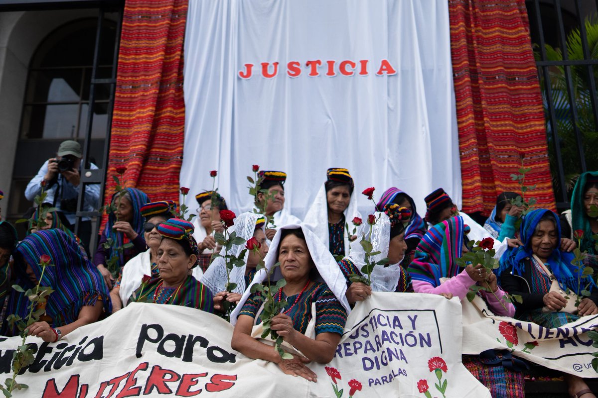 Las mujeres Achi logran justicia después de más 40 años ✊🏾

Tres expatrulleros fueron condenados a 40 años por cometer violencia sexual contra seis mujeres de Rabinal. 

La lucha por la justicia es un primer paso para que la no repetición sea una  garantía. 🕯️🌹