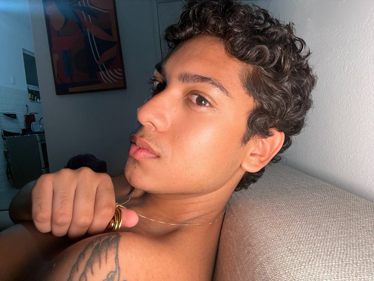 deny_________'s tweet photo. eu quando tiro 4 fotos iguais mas diferentes https://t.co/bdW41eAlwt