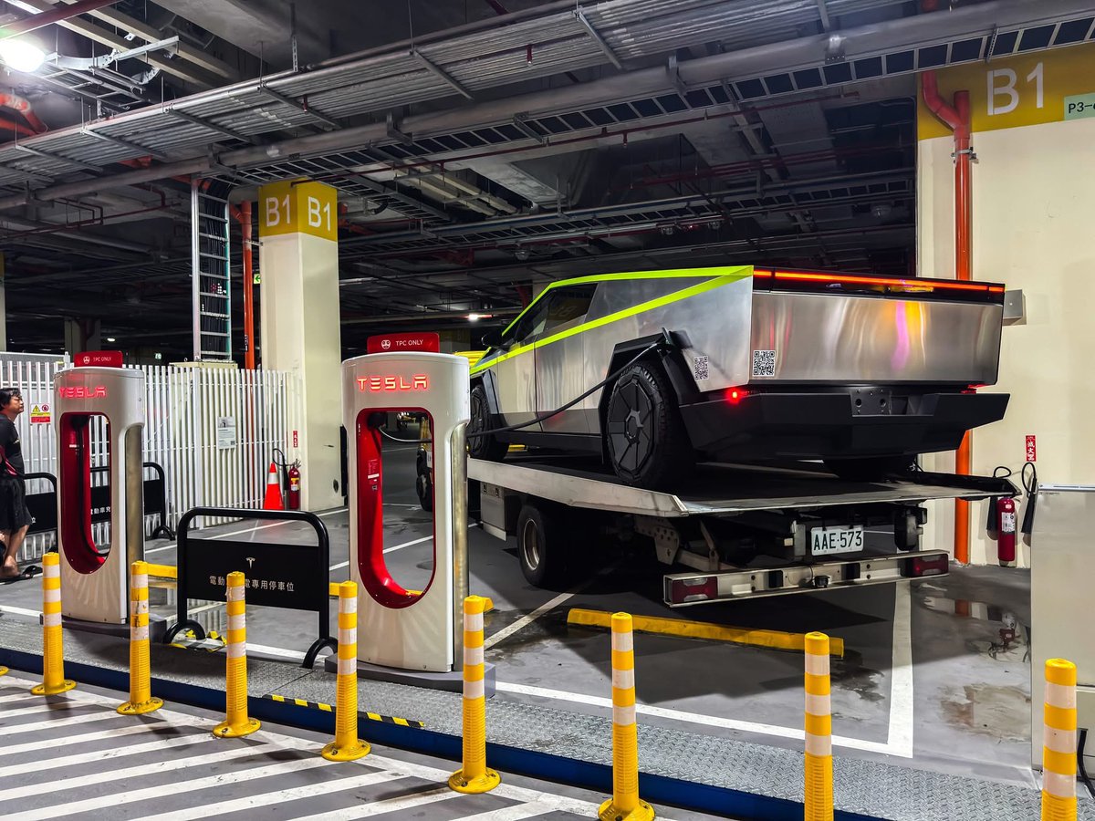 SpotEyes's tweet image. 當你不想弄髒車子，又該補電⚡️
找大頭0919-919-276

#cybertour #vipservices