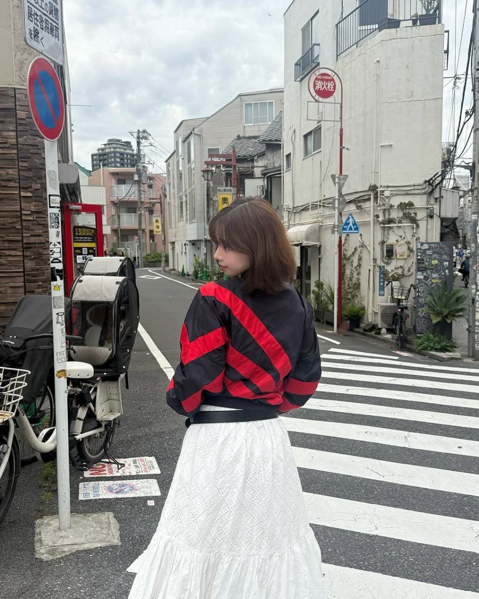 the blue pic, along with the jacket pic, shows that its just thoughtless post made at a very unfortunate time. The fact that she deleted it almost immediately makes it clear it was never her intention