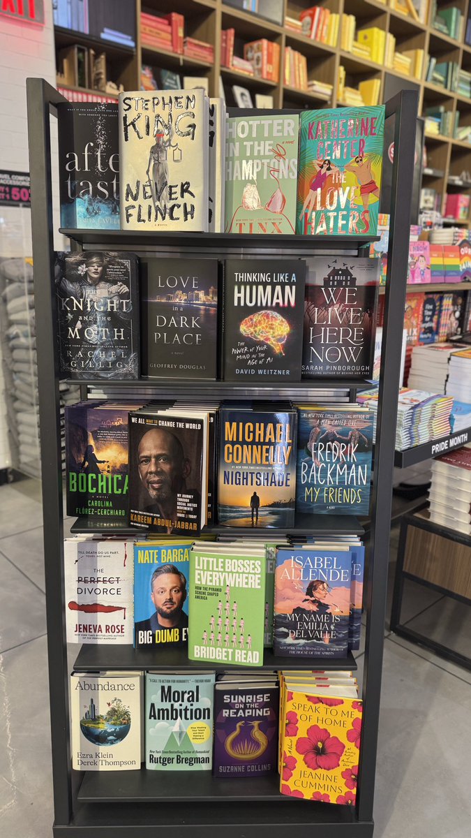 ripple73's tweet photo. アメリカ🇺🇸旅行中
本コーナーにキング様発見
出版されたばかりなんですね📓
#スティーヴンキング 
#StephenKing 
#NY https://t.co/1OaRjcoWOx