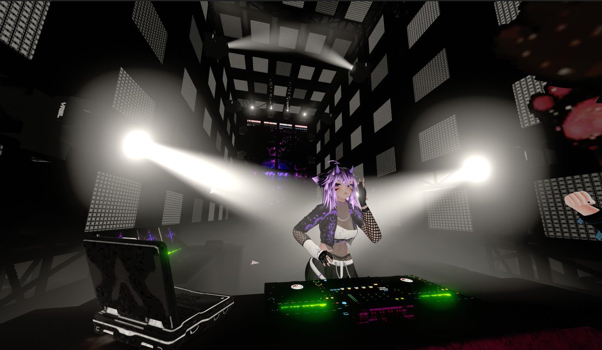 土曜日の早起き　その4
①月末の土曜日の朝はVTVR Sound Empireです。
Nopeさんによる専用ワールドVTVR Sound Empireで開催
②狭いフロアは満員、インスタンスフルでした。
③やりたい放題なMk_Samiさんと
④その後、大いに盛り上げるAKIRAさん。