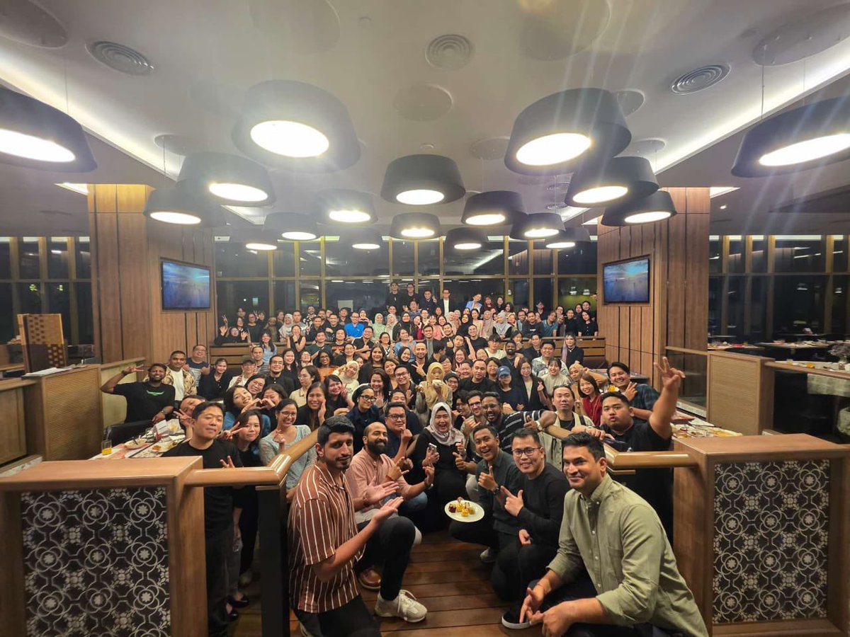 ItsMiera's tweet photo. Hallu from Malaysia market team 🤭✌️ 
*tak cukup quorum🤣

#DinnerOffice 💕
#work 🤓 https://t.co/JjOJTAI09v