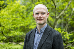 Tá spéis ag Gearóid sa téarmeolaíocht, san fhoclóireacht, sa logainmníocht agus sa teangeolaíocht chorpais. Bíonn sé ag teagasc ar an MA i Léann na Gaeilge agus ar an BA. dcu.ie/fiontarscoilna…