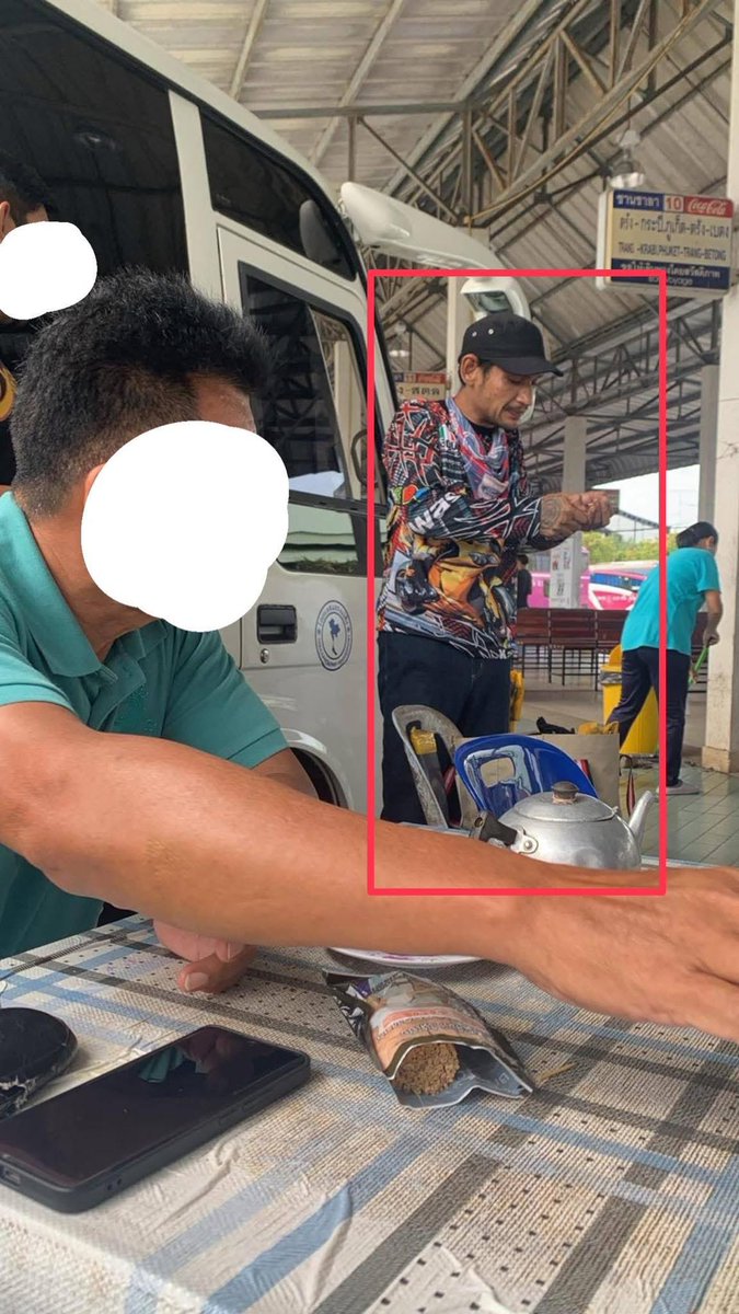 Mr_Whathapened's tweet image. เตือนภัยผู้ชายใส่หมวกสีดำในภาพค่ะ เมื่อเช้าวันนี้30/5/68 เวลา 7.35 เราไปส่งลูกสาวขึ้นแท็กซี่กันตัง (นั่งครั้งแรกในชีวิตของลูกสาวก็อันตรายเลย) ลูกสาวไปถึงคนสุดท้ายก็รถออกคนครบพอดี
ทั้งรถนั่งกันไป 6 คน รวมทั้งคนขับ ลูกสาวนั่งด้านหลังเบียดกันไป 4 คน มีผู้ชาย2 คน รวมทั้งคนในภาพ…