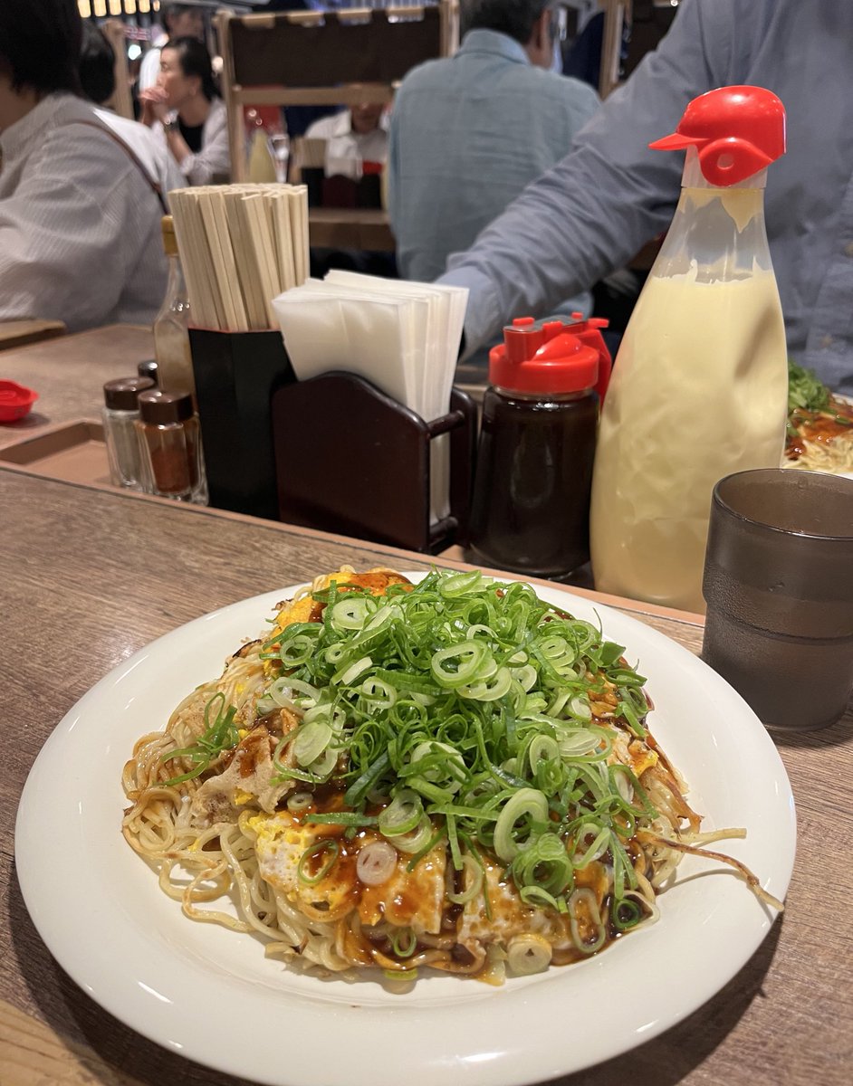 tabiazarasi's tweet photo. そういや広島駅で、有名なお好み焼き「みっちゃん」に連れていってもらったんですが、マヨネーズのキャップがカープのヘルメット！
これ飾りじゃなくて、プロダクトとして機能して驚き(やや外れやすい)
どうせならシュリンクでユニフォーム着せたい😂
#パッケージデザイン https://t.co/HwaFPR4UBy