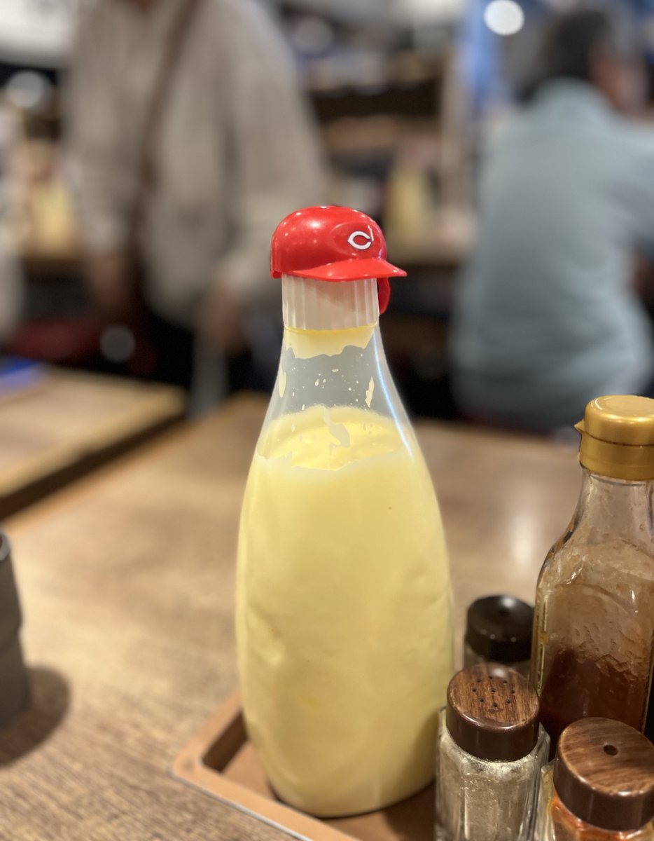 tabiazarasi's tweet photo. そういや広島駅で、有名なお好み焼き「みっちゃん」に連れていってもらったんですが、マヨネーズのキャップがカープのヘルメット！
これ飾りじゃなくて、プロダクトとして機能して驚き(やや外れやすい)
どうせならシュリンクでユニフォーム着せたい😂
#パッケージデザイン https://t.co/HwaFPR4UBy