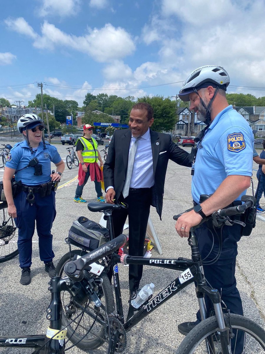 PPDInspJThomas's tweet image. Today the 35th District Participated in the Logan School Graduation on wheels!! Great times! @PPD35Dist